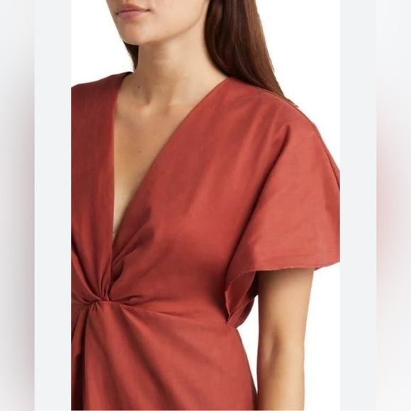 Julia Jordan Flutter Sleeve Twist Front V Neck Sheath Dress in Rust - Picture 3 of 8